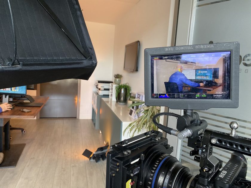 Dreh am Arbeitsplatz mit RED Cinema Kamera, Making Of ORBIS SE Imagefilm Kosten pro Drehtag beim Dreh am Arbeitsplatz mit Softbox, RED Cinema Kamera und Kontrollmonitor beim Recruitingfilm für ORBIS SE