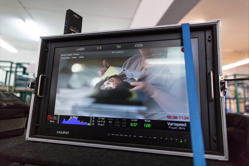 Regiemonitor zeigt die Szene live beim Dreh für den Lesezirkel Regiemonitor zeigt die Szene live beim Dreh für den Lesezirkel