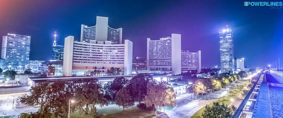 Nächtliche Skyline von Wien mit beleuchteten Hochhäusern, Einstieg in den Industriefilm für die Powerlines Group