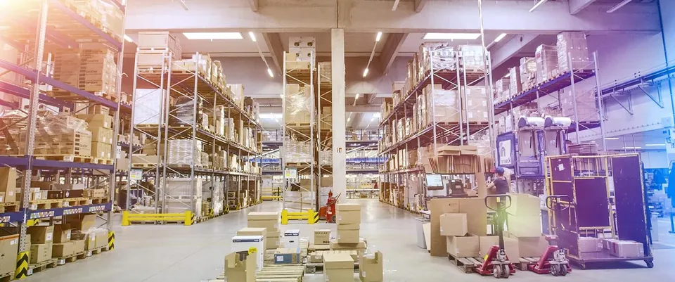 Logistikhalle der Herweck AG in St. Ingbert mit Hochregalen und Paletten, Szene aus dem Imagefilm