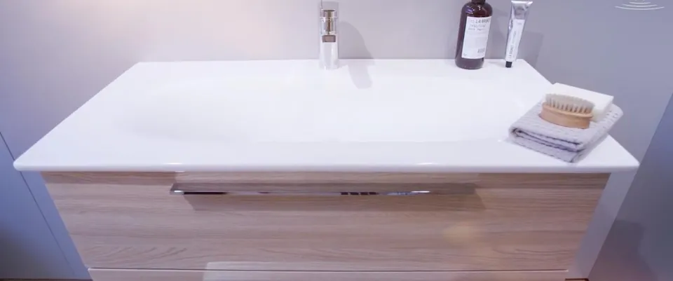 Waschtisch mit Holzunterschrank, Bürste und Handtuch im Bad, Szene aus dem Produktfilm für Villeroy und Boch