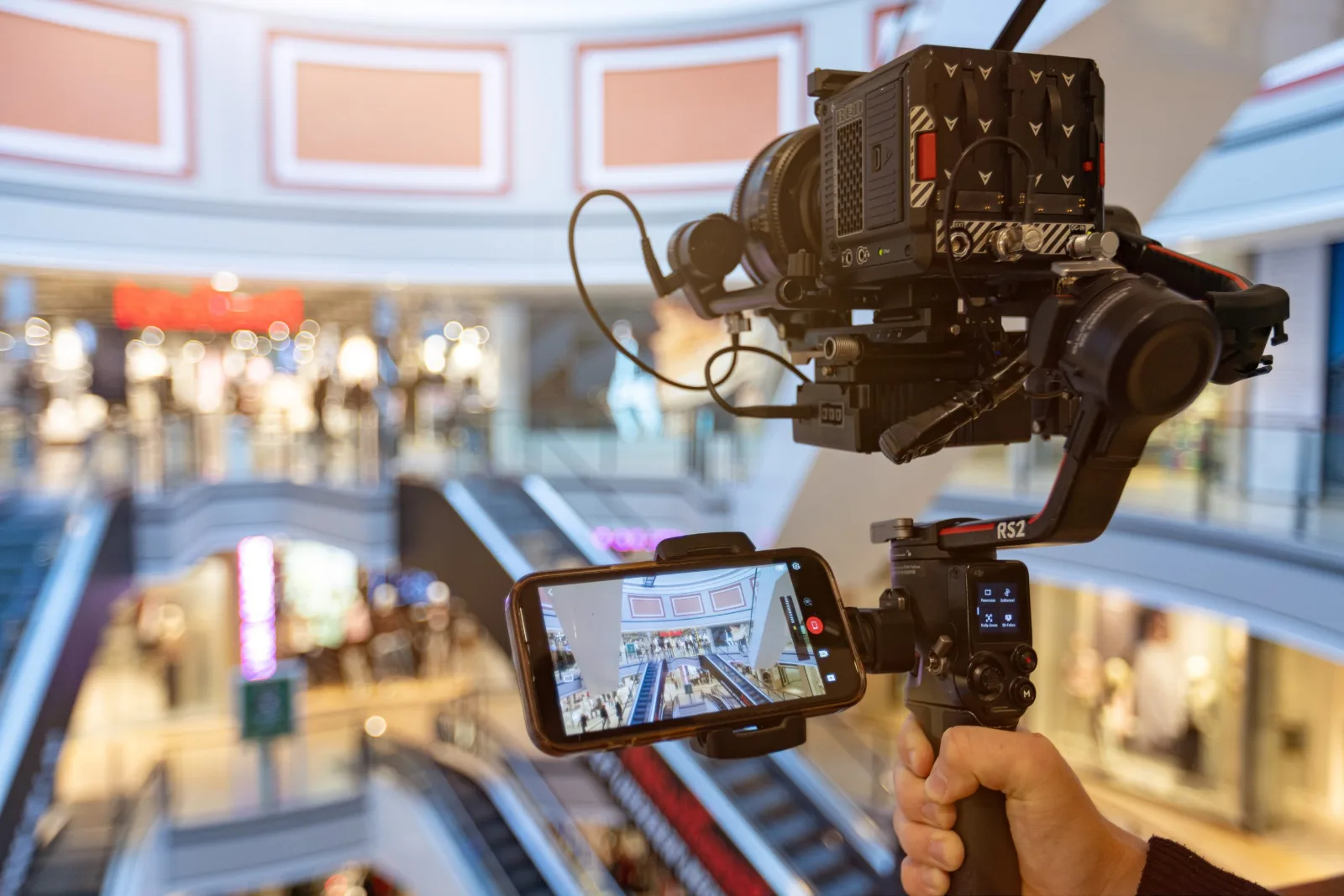 LinkedIn Video Dreh in der Europa Galerie Saarbrücken mit RED Komodo 6K auf dem DJI RS 2 Gimbal LinkedIn Video Dreh in der Europa Galerie Saarbrücken mit RED Komodo 6K auf dem DJI RS 2 Gimbal