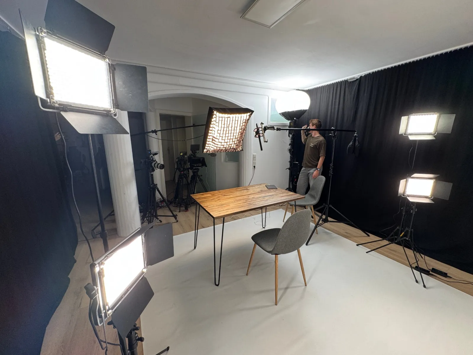 Lichtaufbau im Podcast Studio von imagefilme.com in Ensdorf mit Flächenleuchten, Softbox und Tonangel Lichtaufbau im Podcast Studio von imagefilme.com in Ensdorf mit Flächenleuchten, Softbox und Tonangel